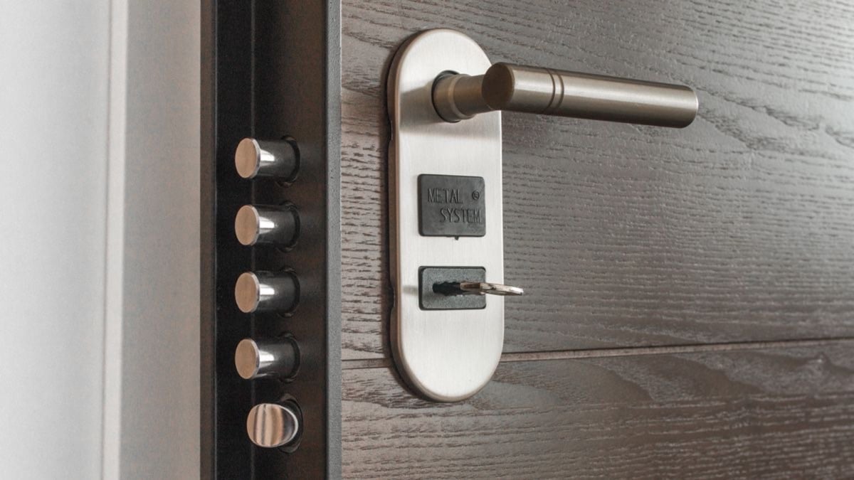 Gros plan d'une serrure de porte d'entrée avec clé insérée