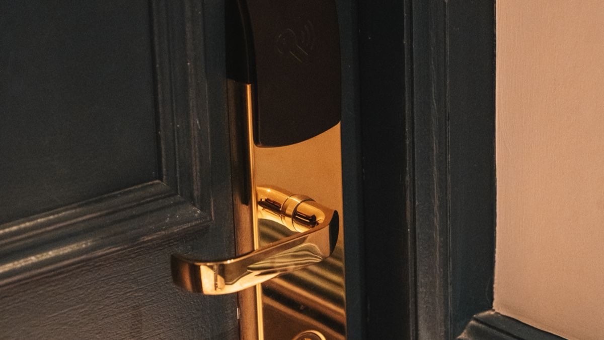 Poignée et serrure dorées sur une porte d'entrée sécurisée