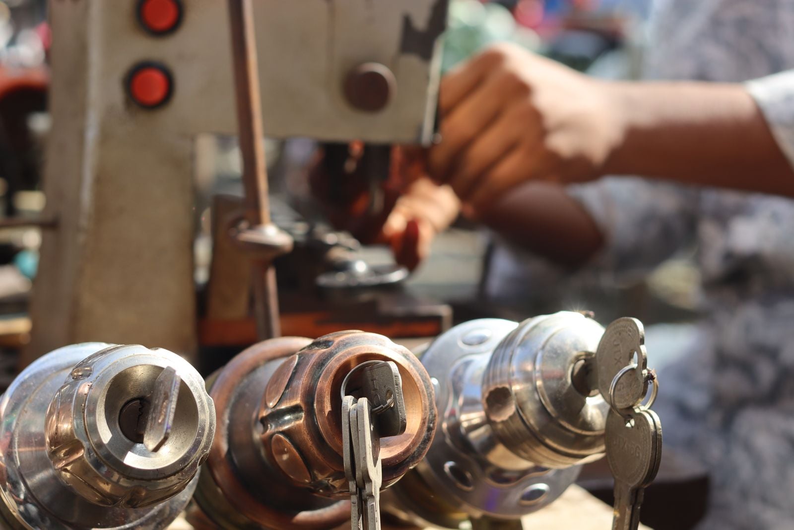 Artisan serrurier reproduisant des clés dans son atelier