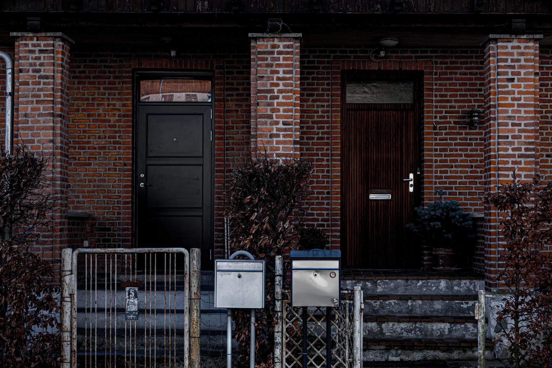 Portes d'entrée résidentielles et boîtes aux lettres sur une façade en brique