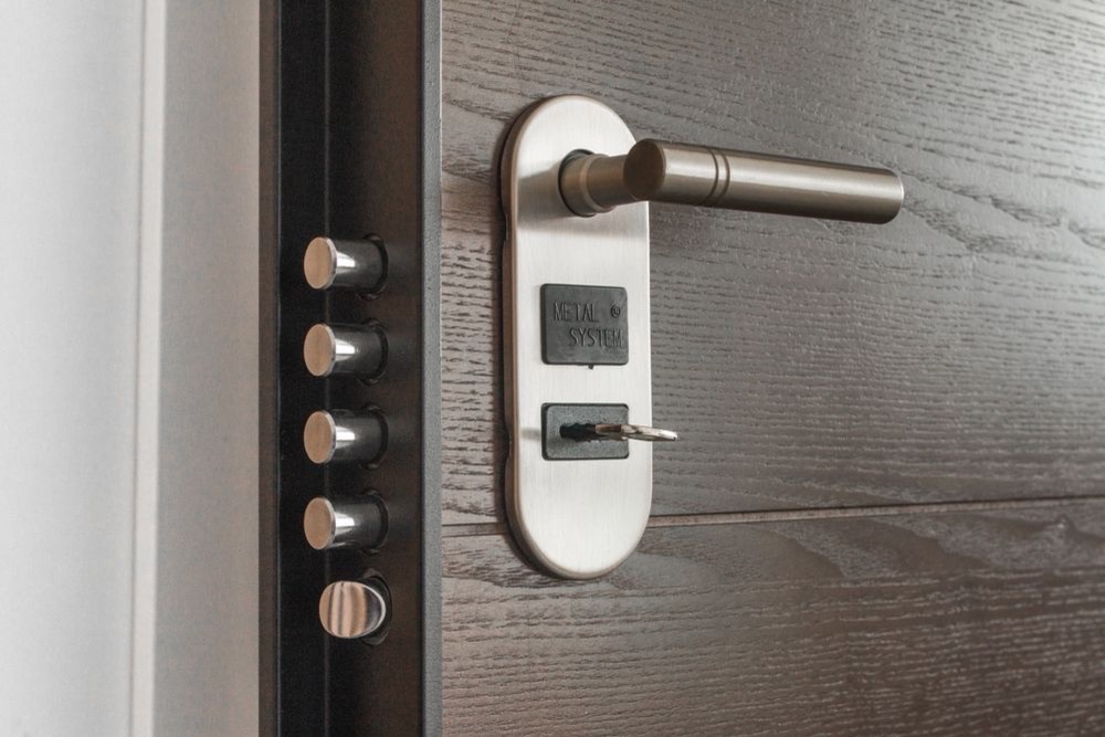 Poignée et serrure multipoints en métal sur une porte blindée