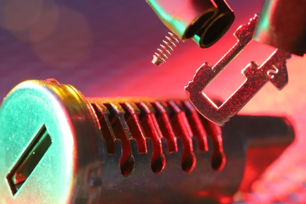 Macro d'un cylindre de serrure mécanique et de sa clé