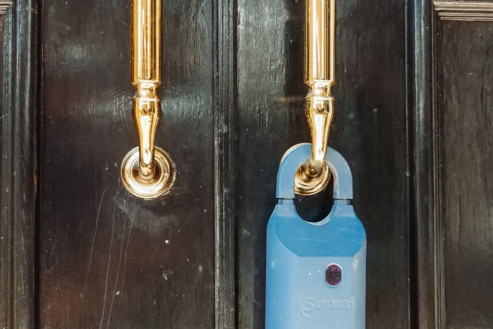 Boîtier à clés sécurisé accroché à la poignée d'une porte d'entrée