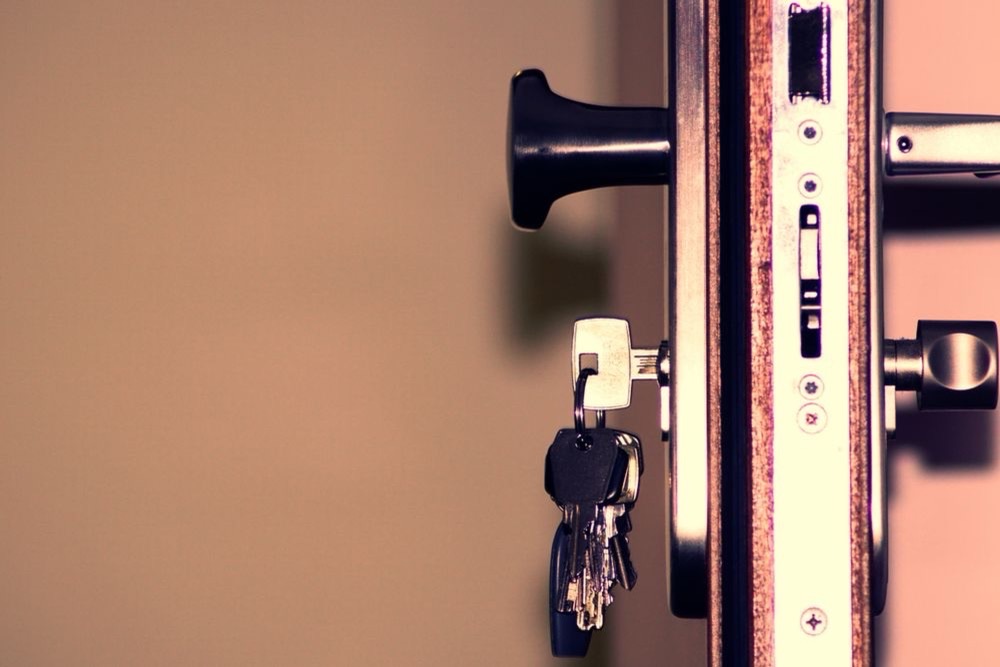 Trousseau de clés laissé sur la serrure multipoints d'une porte d'entrée